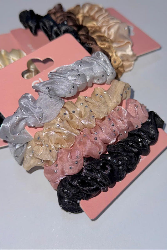SCRUNCHIES DE ORGANZA CON GEMAS PLATEADAS X 4 UNIDADES
